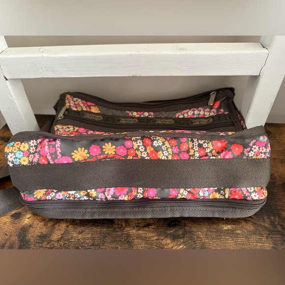 LeSportsac Deluxe Everyday Bag - Picture 5 of 11